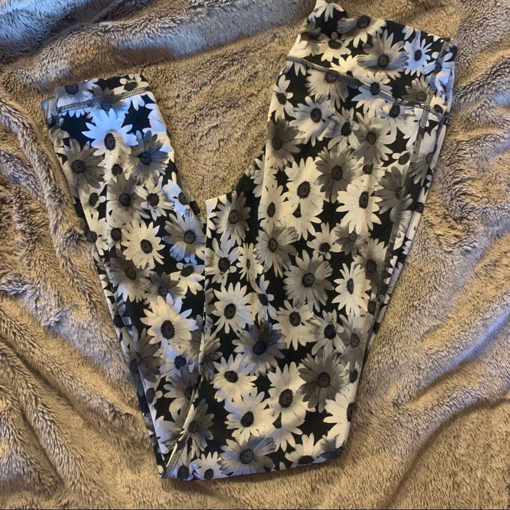 Material girl black, gray, white floral leggings